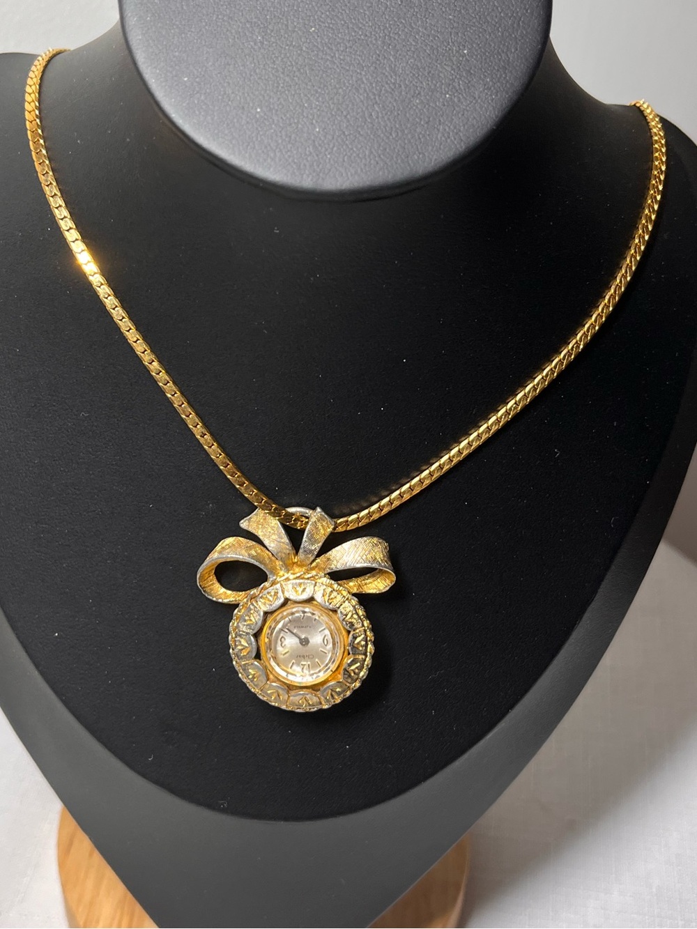 Vintage Gold-Tone Chateau Lady's Watch Pendant Necklace. Bow. Feminine